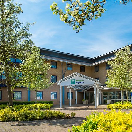 Holiday Inn Express Milton Keynes By Ihg Exterior photo