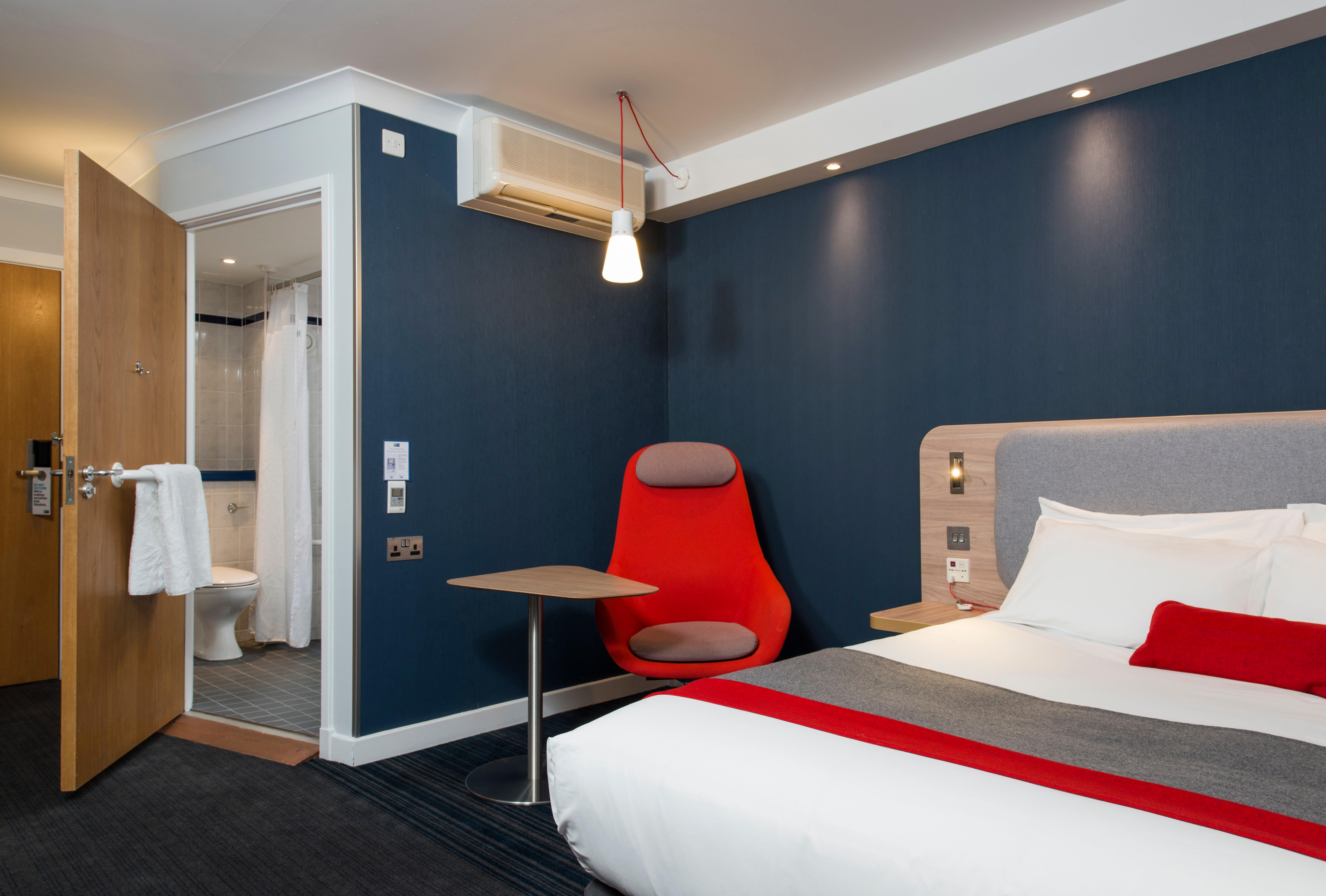 Holiday Inn Express Milton Keynes By Ihg Exterior photo