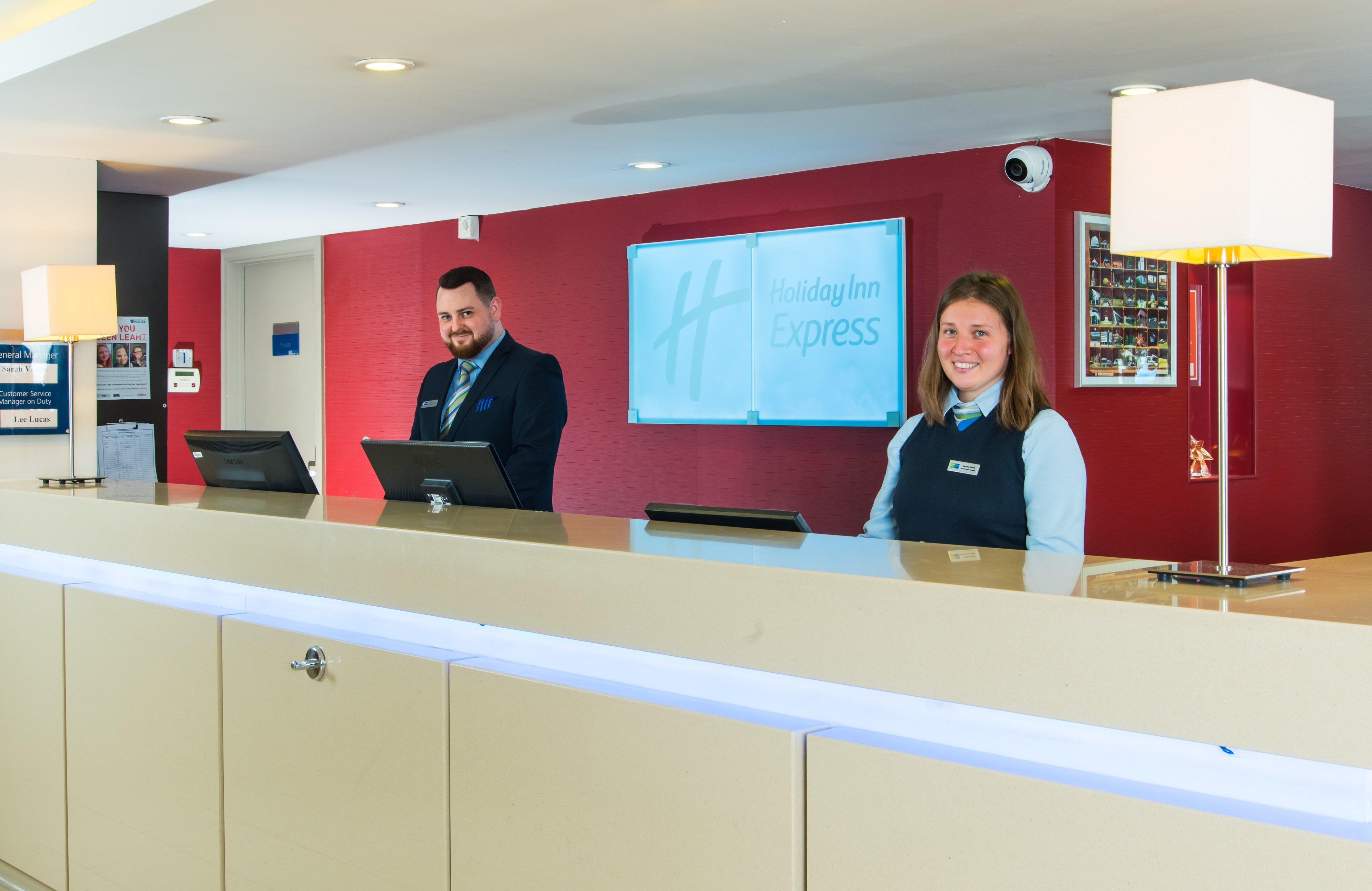 Holiday Inn Express Milton Keynes By Ihg Exterior photo