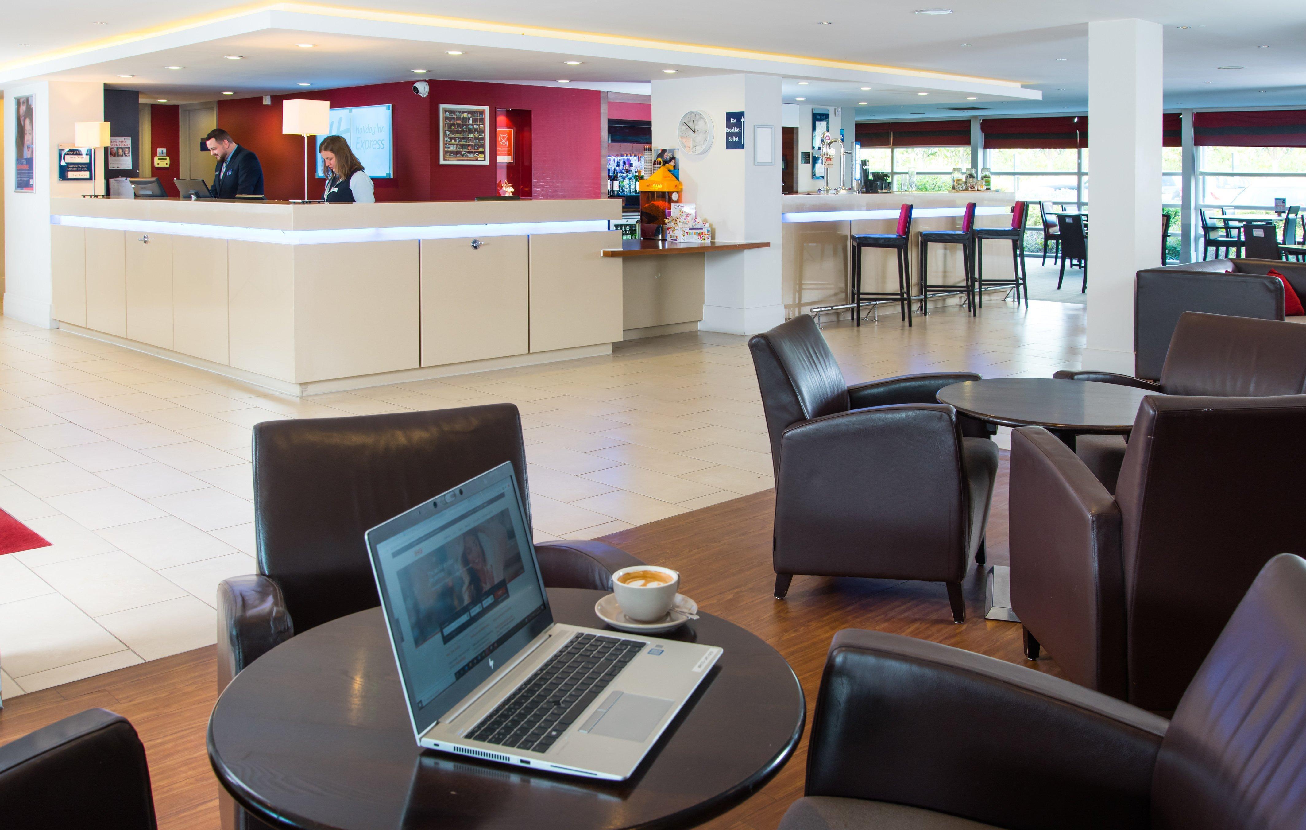 Holiday Inn Express Milton Keynes By Ihg Exterior photo