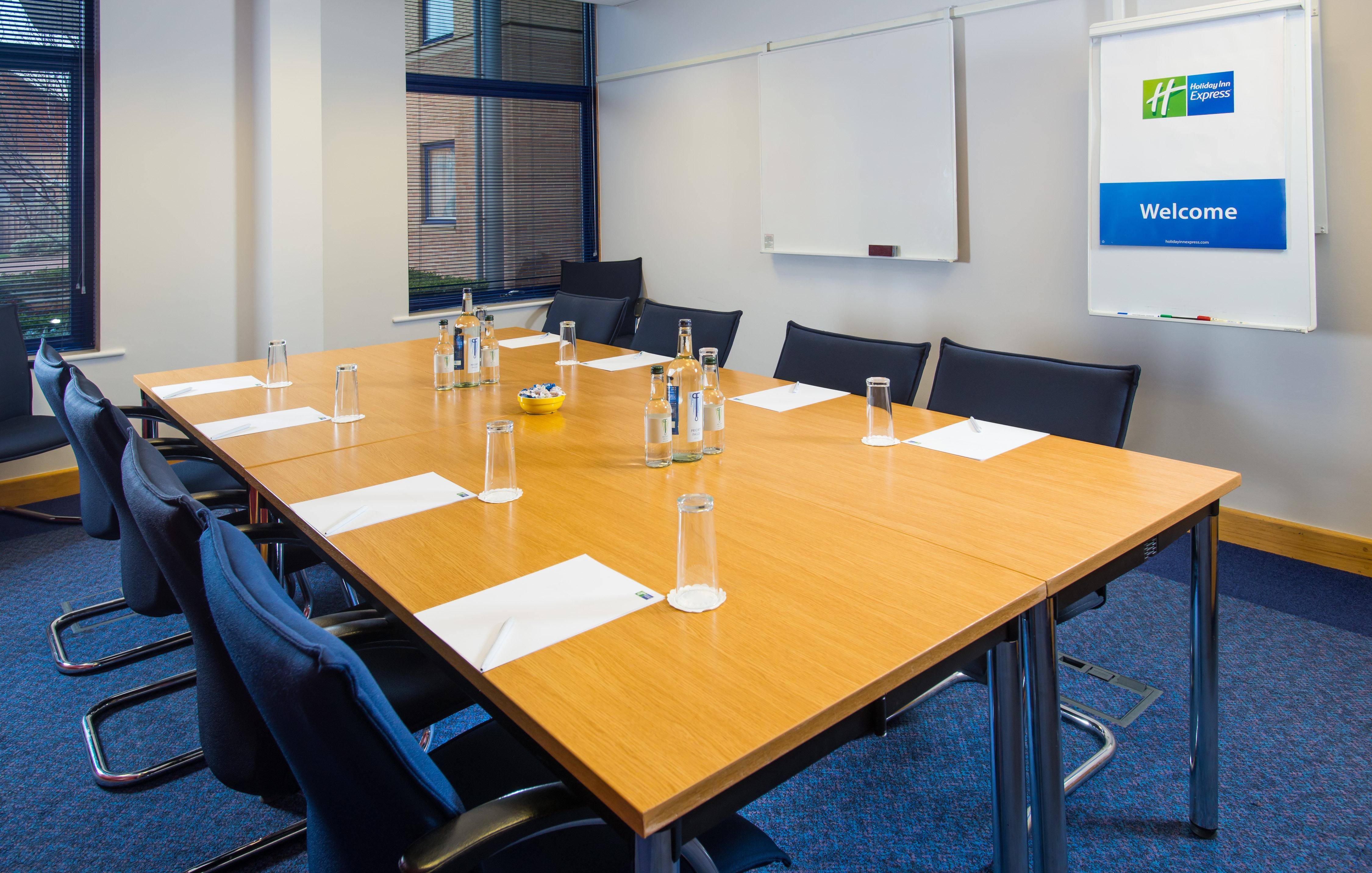 Holiday Inn Express Milton Keynes By Ihg Exterior photo