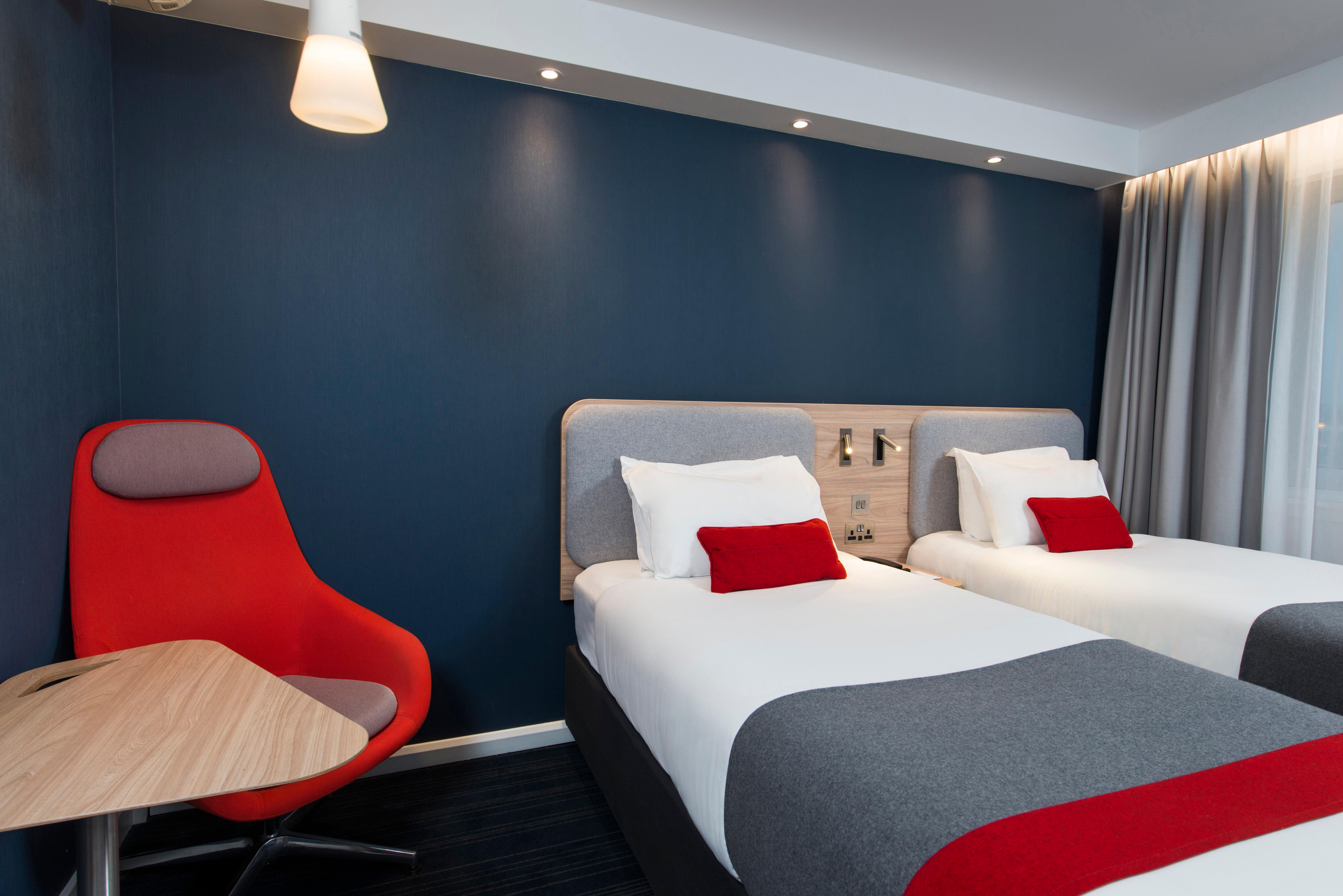 Holiday Inn Express Milton Keynes By Ihg Exterior photo