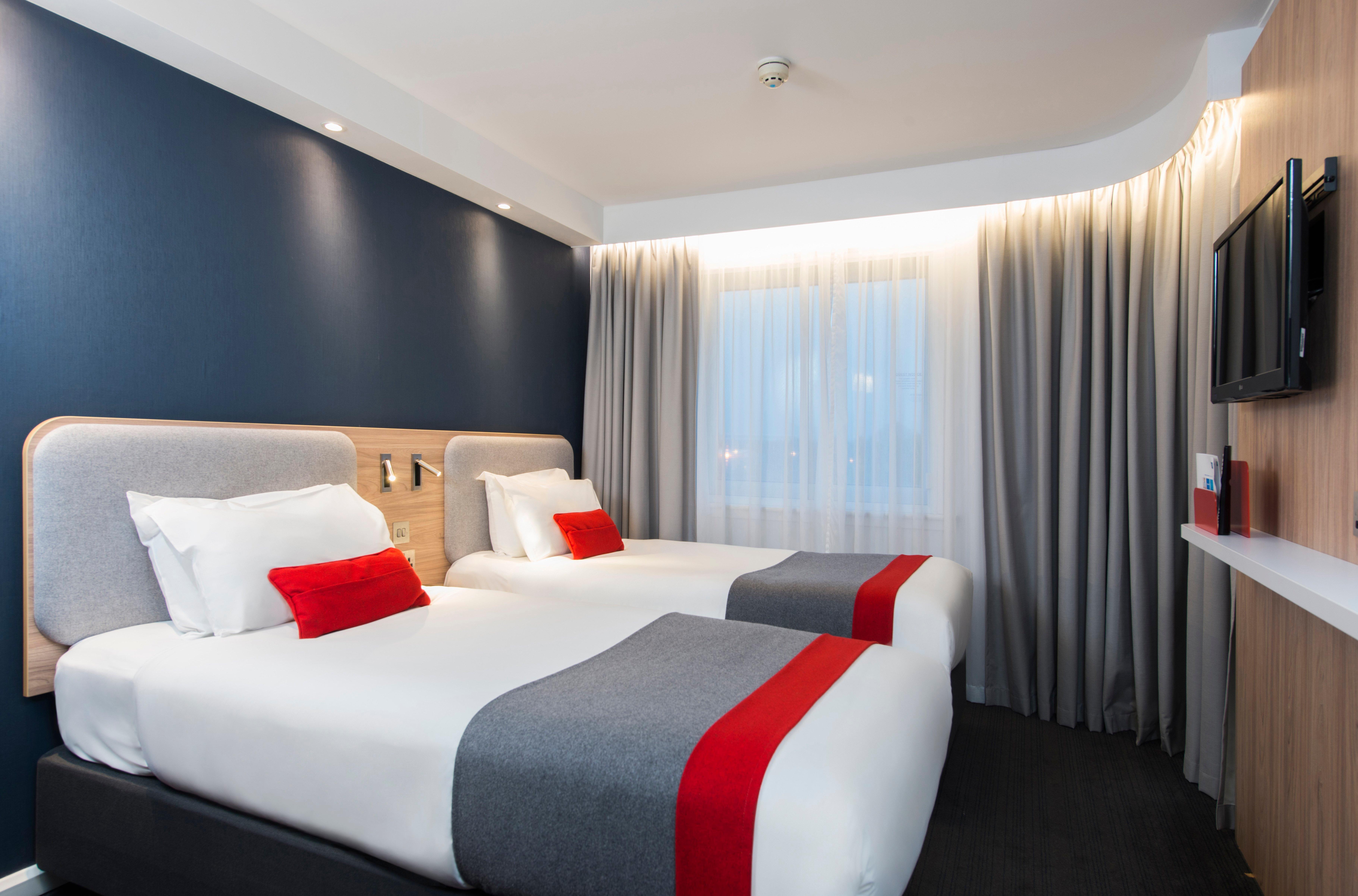 Holiday Inn Express Milton Keynes By Ihg Exterior photo
