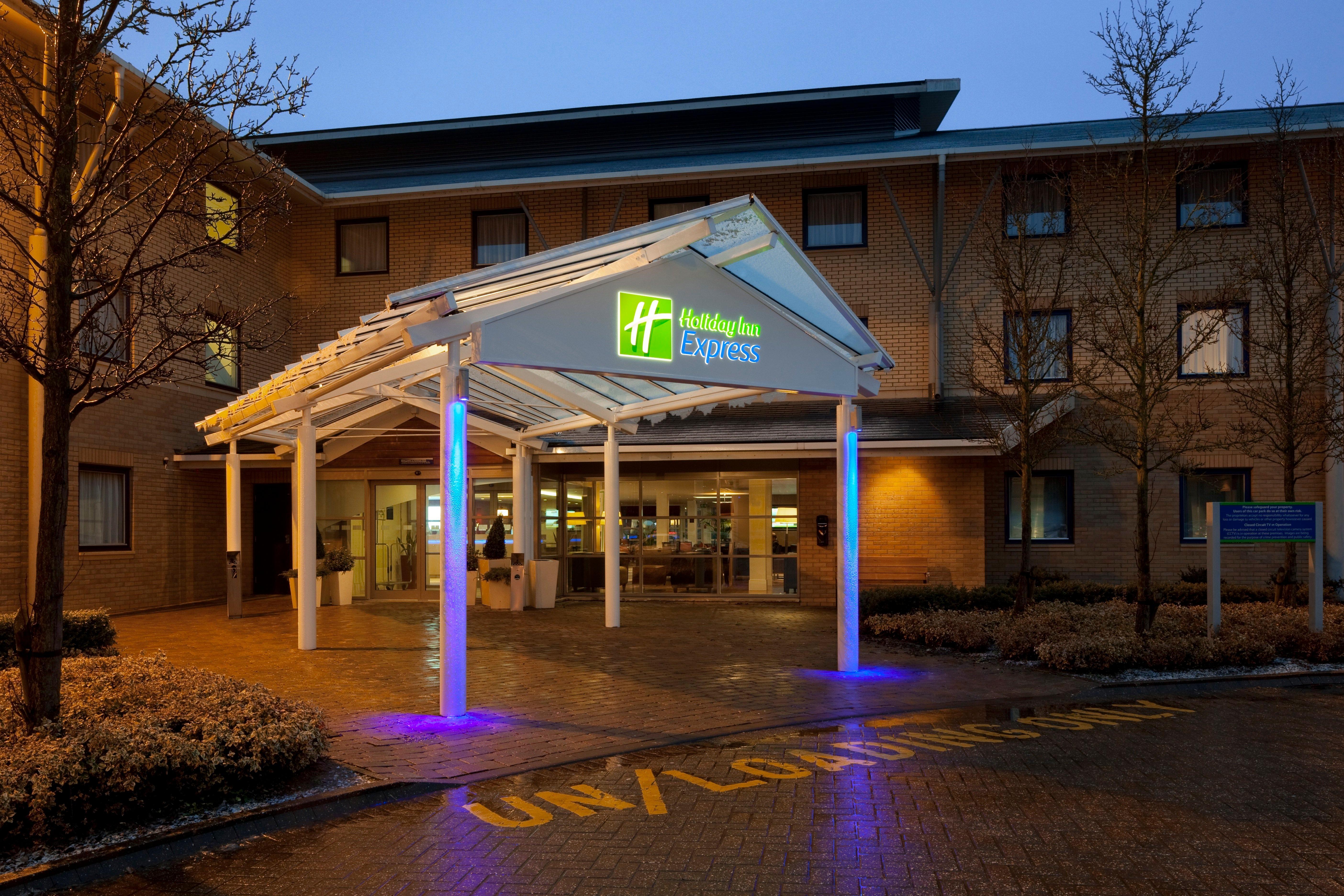 Holiday Inn Express Milton Keynes By Ihg Exterior photo