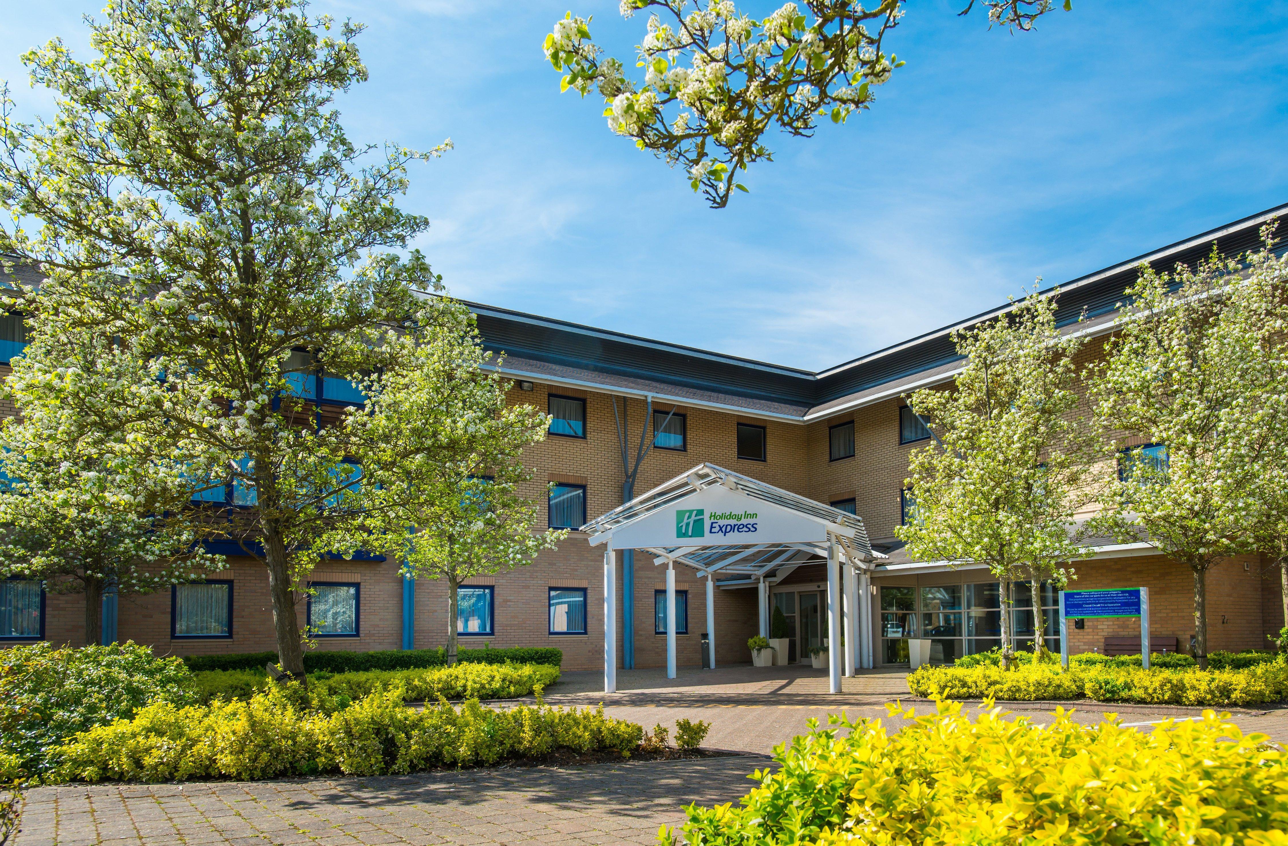 Holiday Inn Express Milton Keynes By Ihg Exterior photo