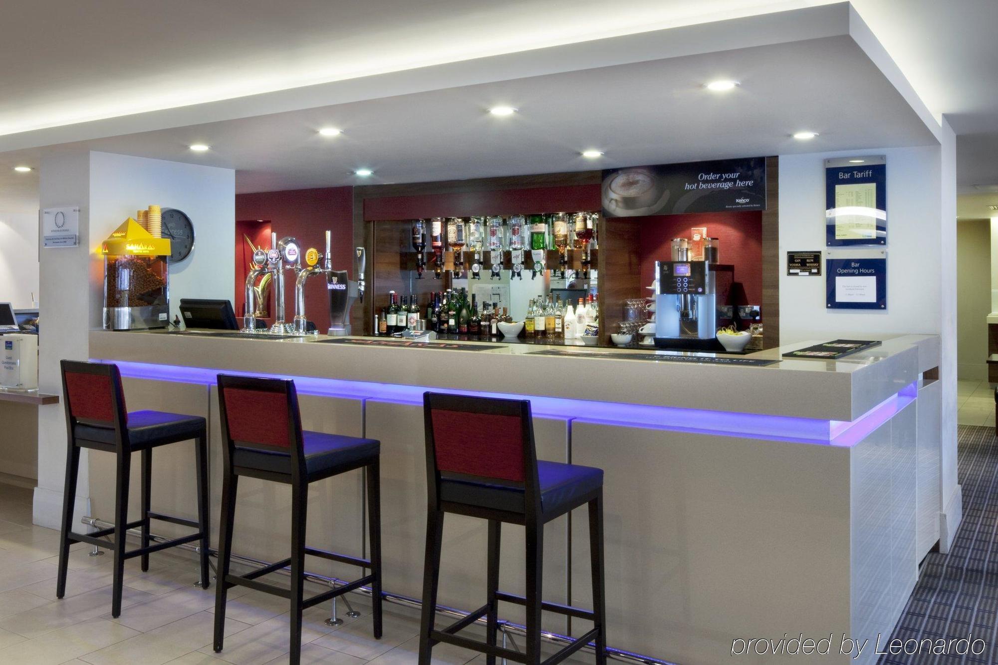 Holiday Inn Express Milton Keynes By Ihg Restaurant photo