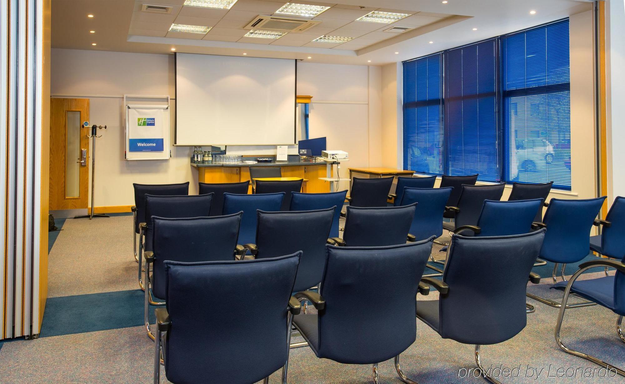 Holiday Inn Express Milton Keynes By Ihg Exterior photo