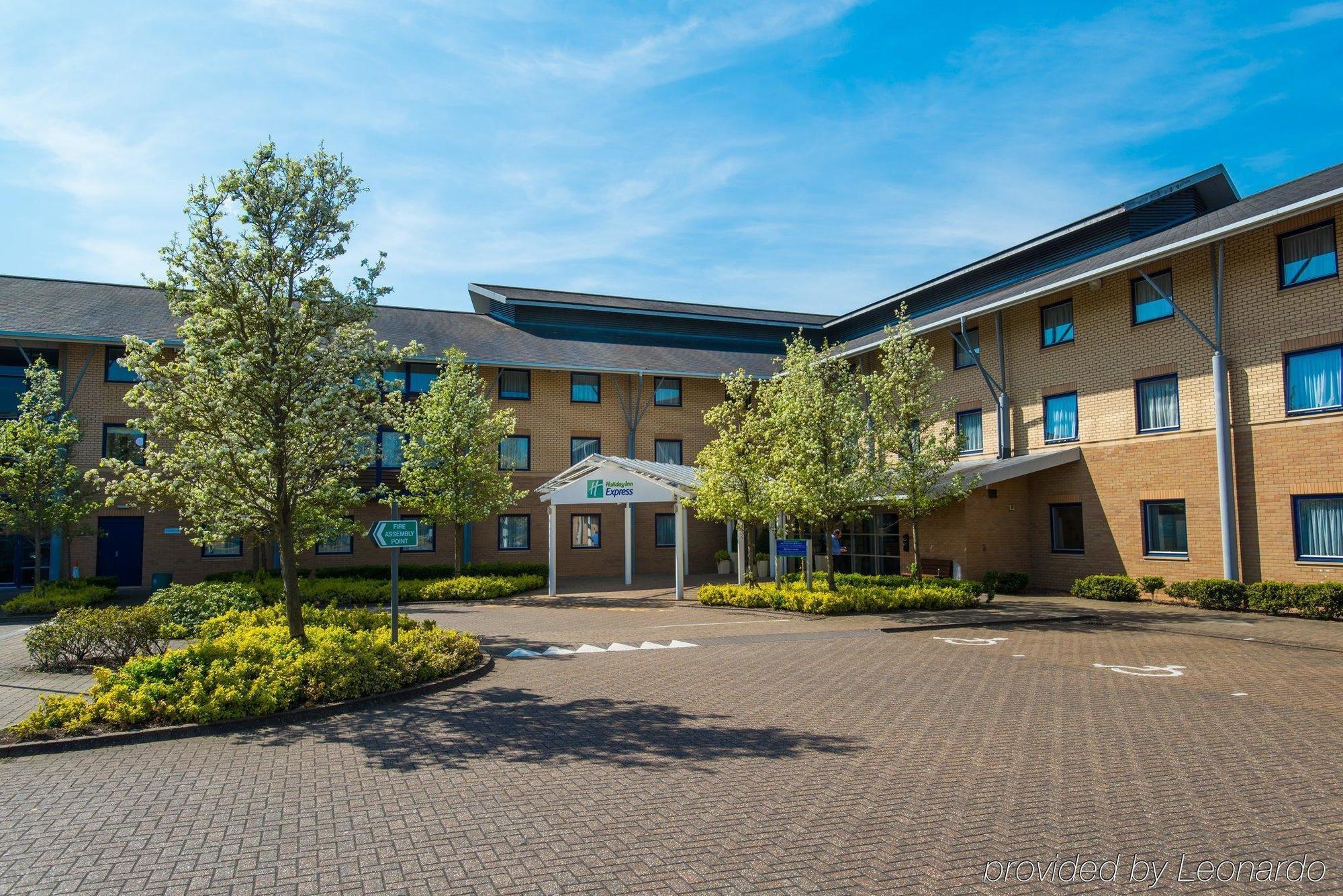 Holiday Inn Express Milton Keynes By Ihg Exterior photo