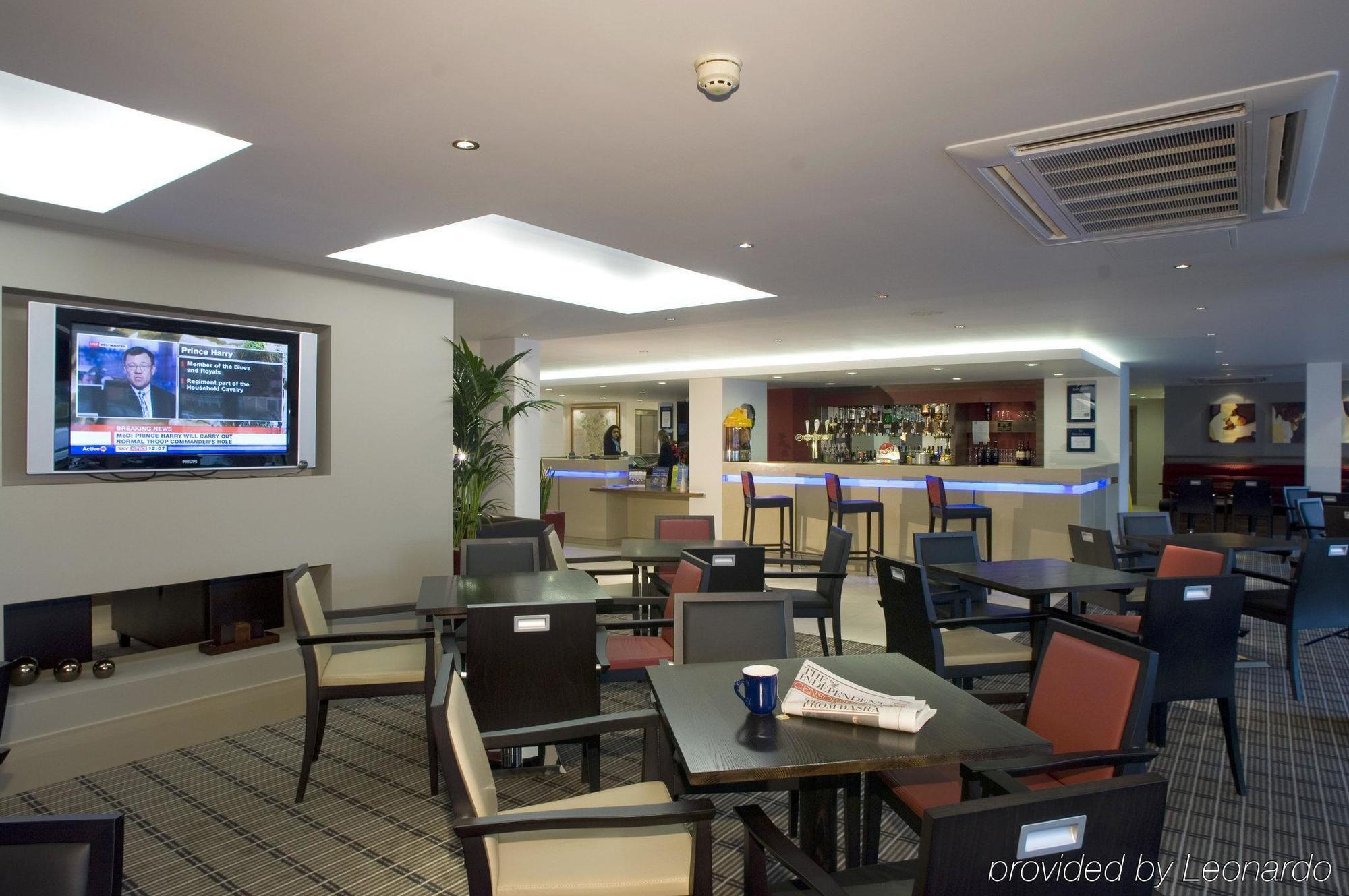 Holiday Inn Express Milton Keynes By Ihg Restaurant photo