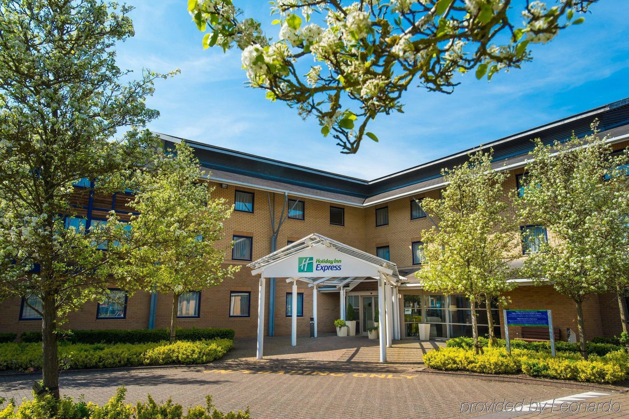 Holiday Inn Express Milton Keynes By Ihg Exterior photo