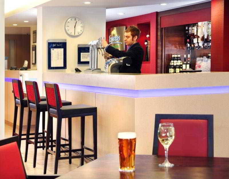 Holiday Inn Express Milton Keynes By Ihg Restaurant photo