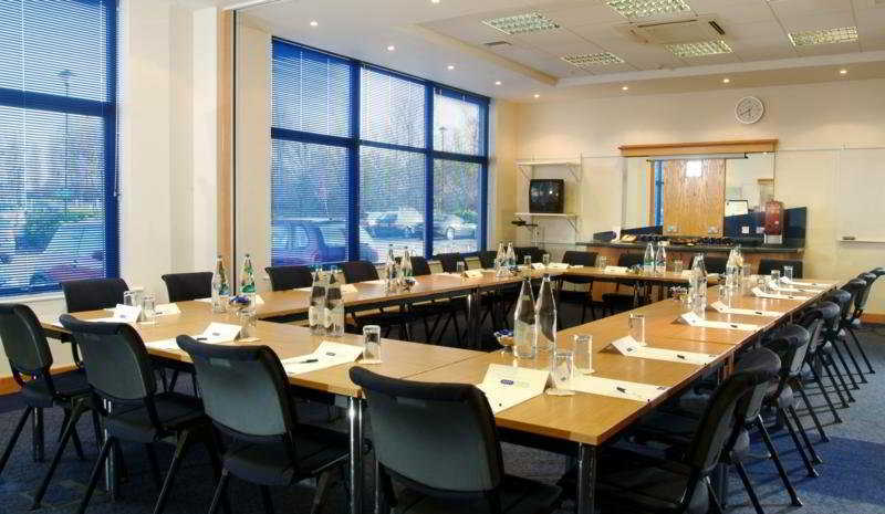 Holiday Inn Express Milton Keynes By Ihg Exterior photo