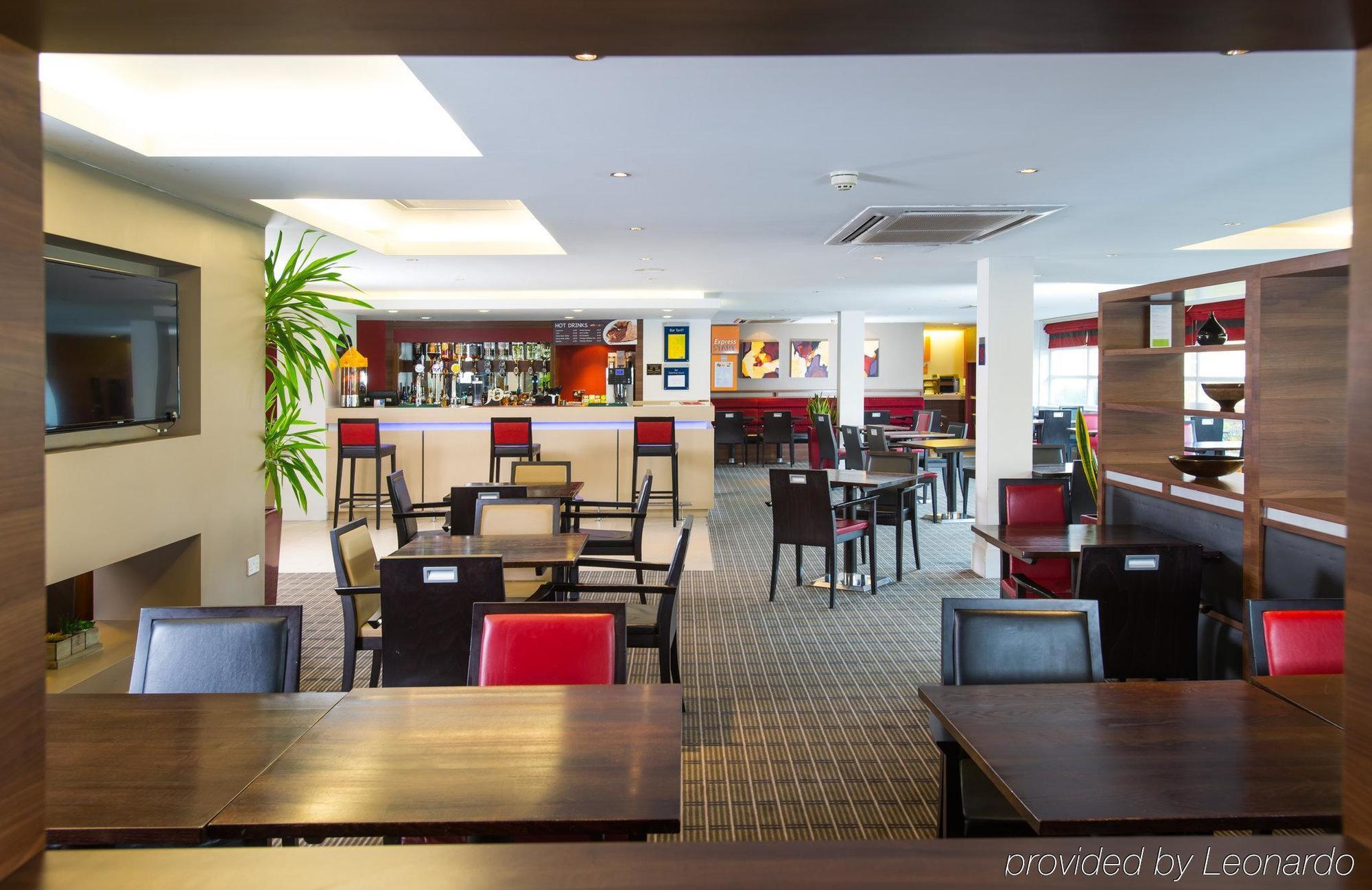 Holiday Inn Express Milton Keynes By Ihg Exterior photo
