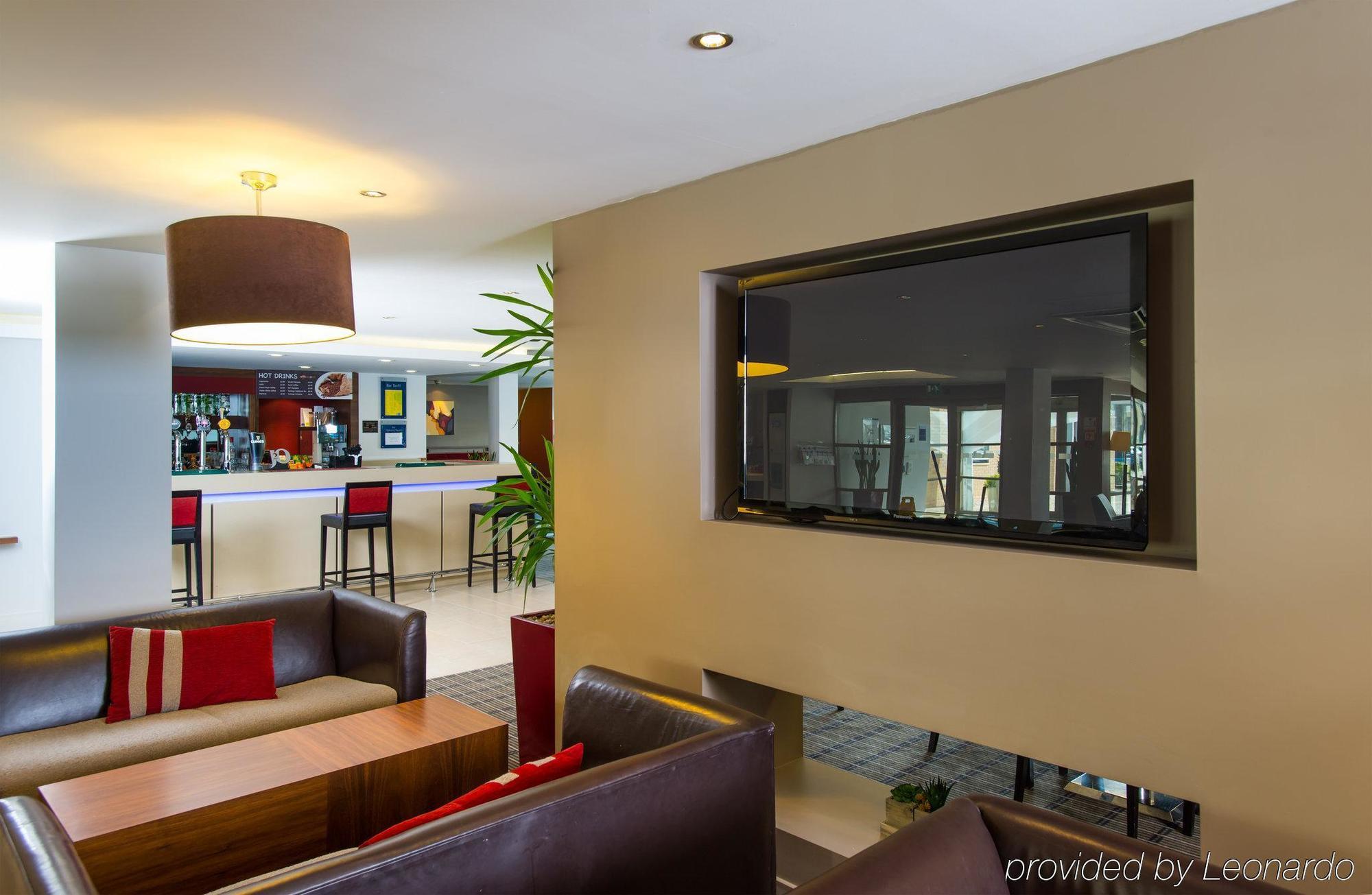 Holiday Inn Express Milton Keynes By Ihg Exterior photo