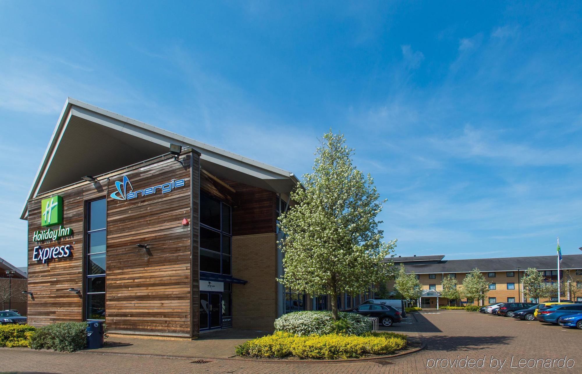 Holiday Inn Express Milton Keynes By Ihg Exterior photo
