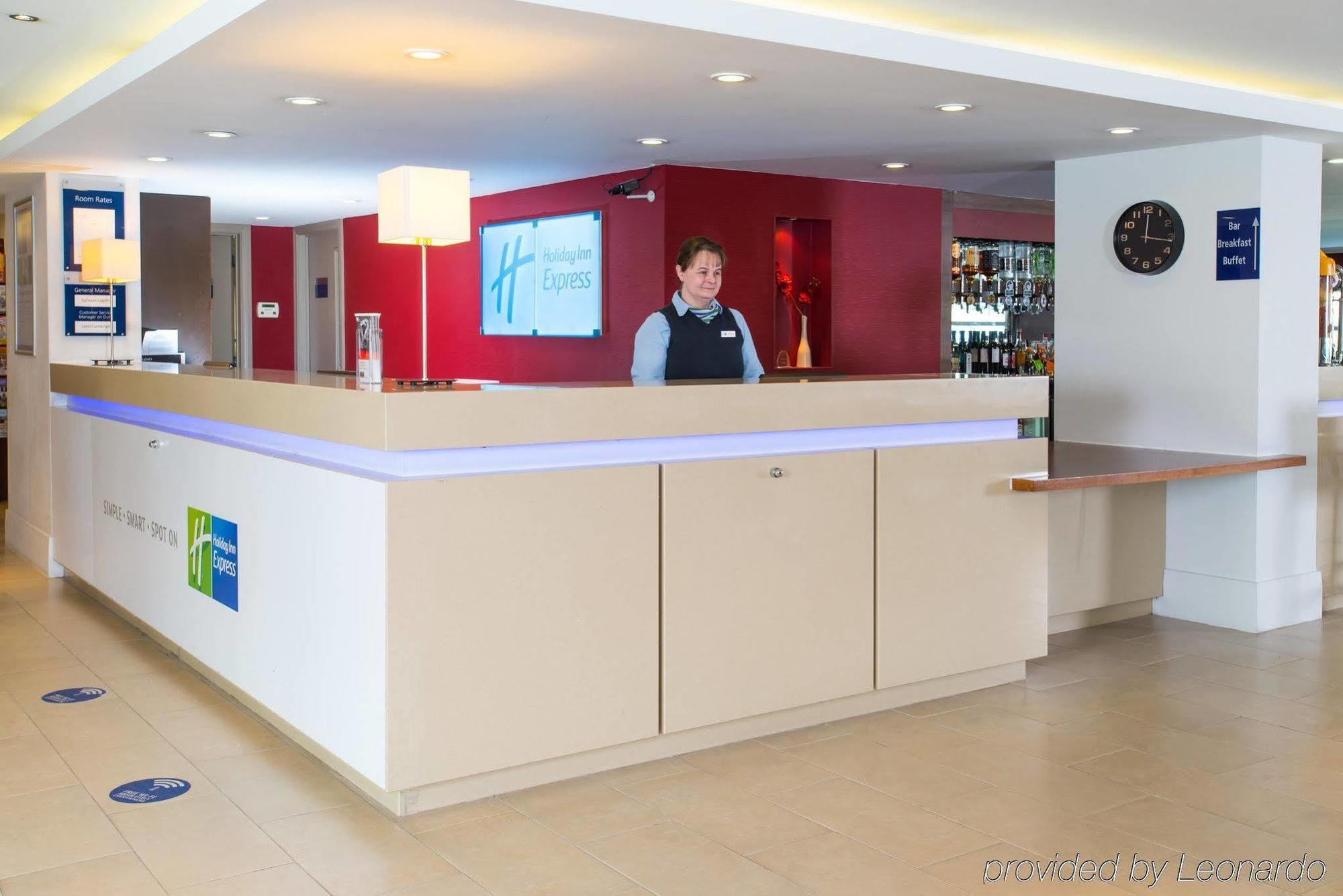 Holiday Inn Express Milton Keynes By Ihg Exterior photo