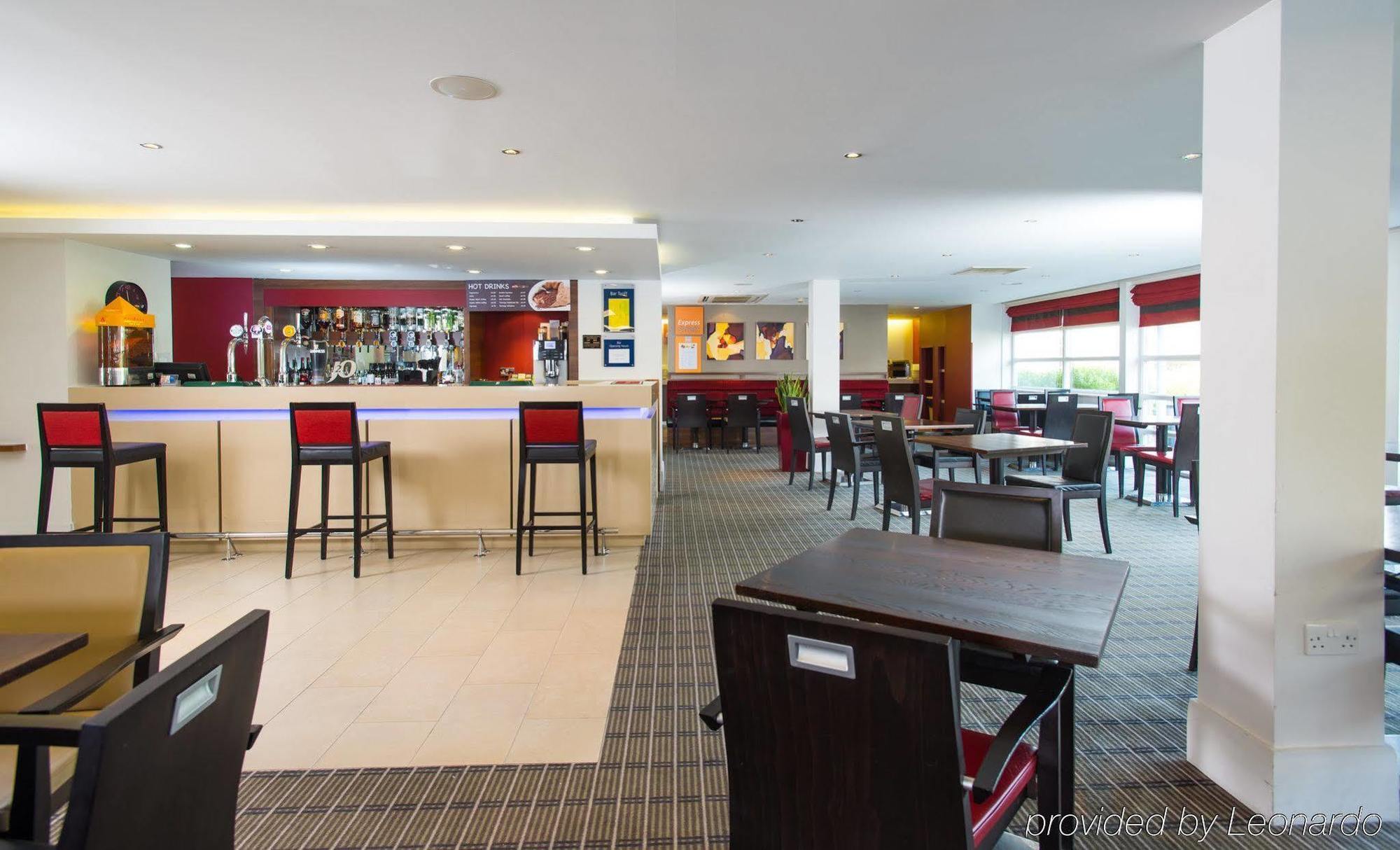 Holiday Inn Express Milton Keynes By Ihg Exterior photo