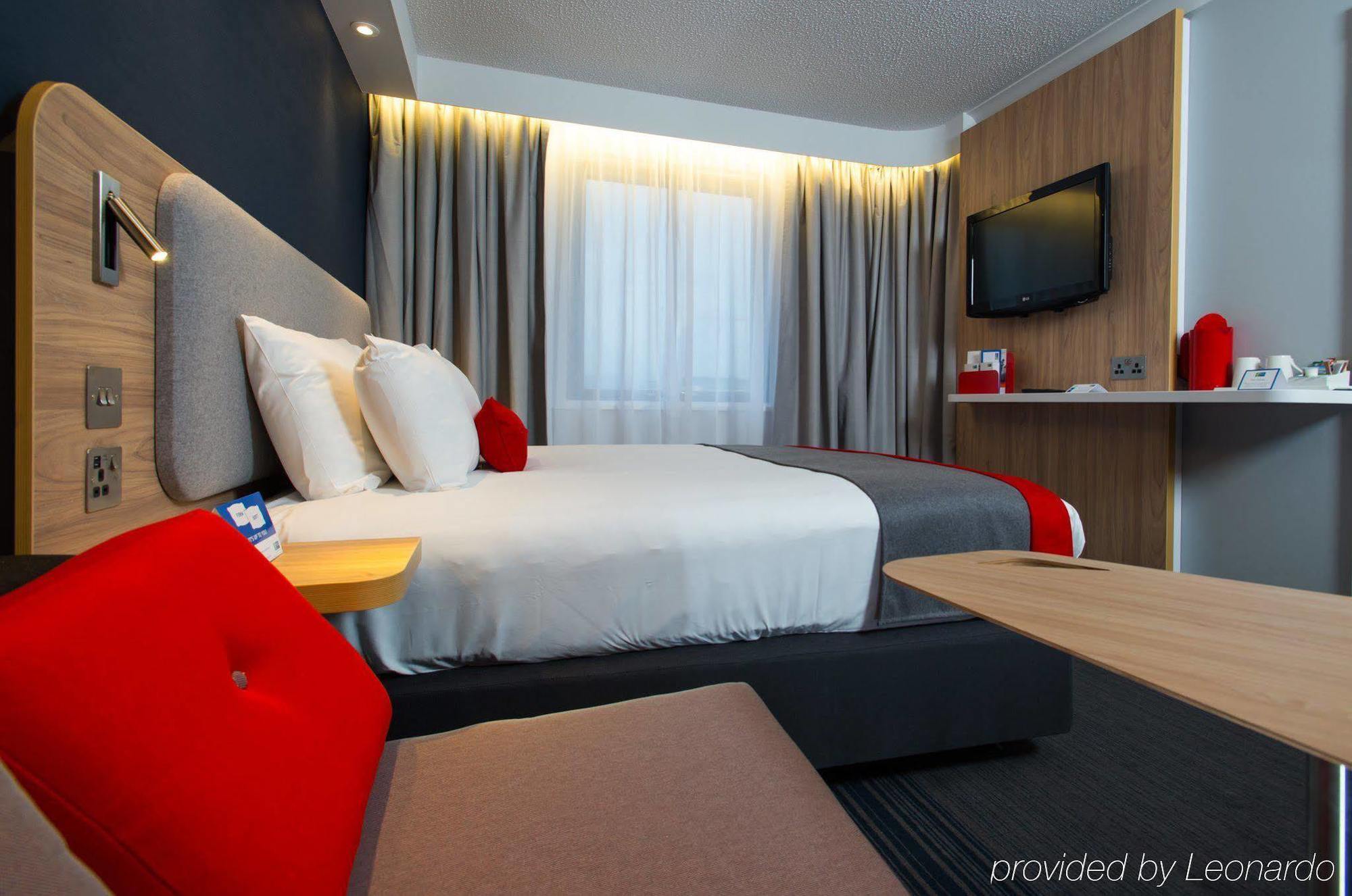 Holiday Inn Express Milton Keynes By Ihg Exterior photo