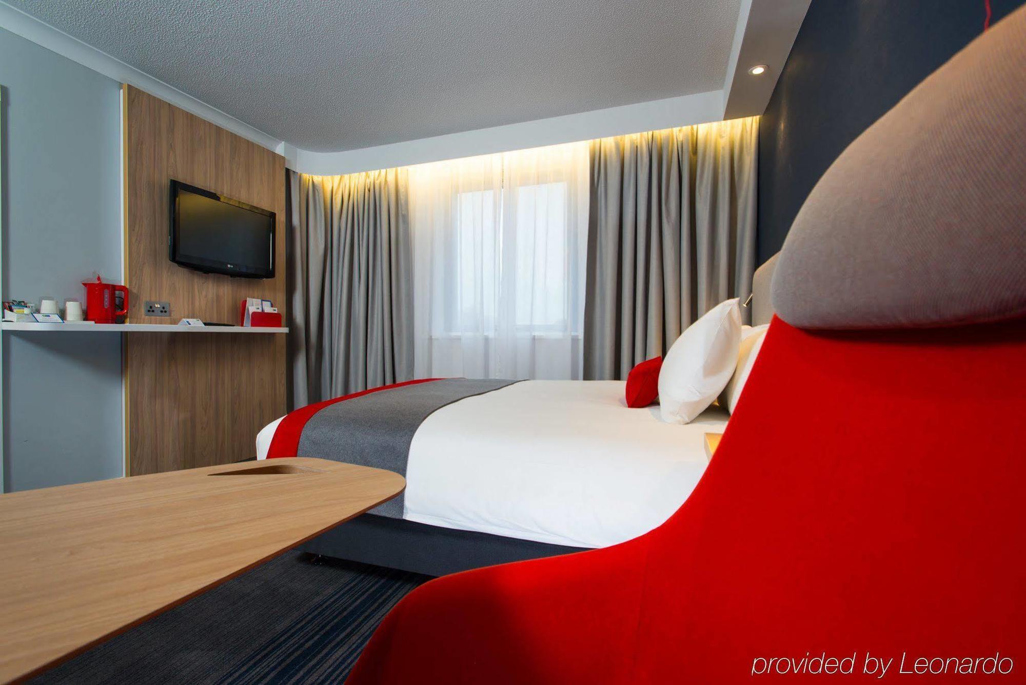Holiday Inn Express Milton Keynes By Ihg Exterior photo