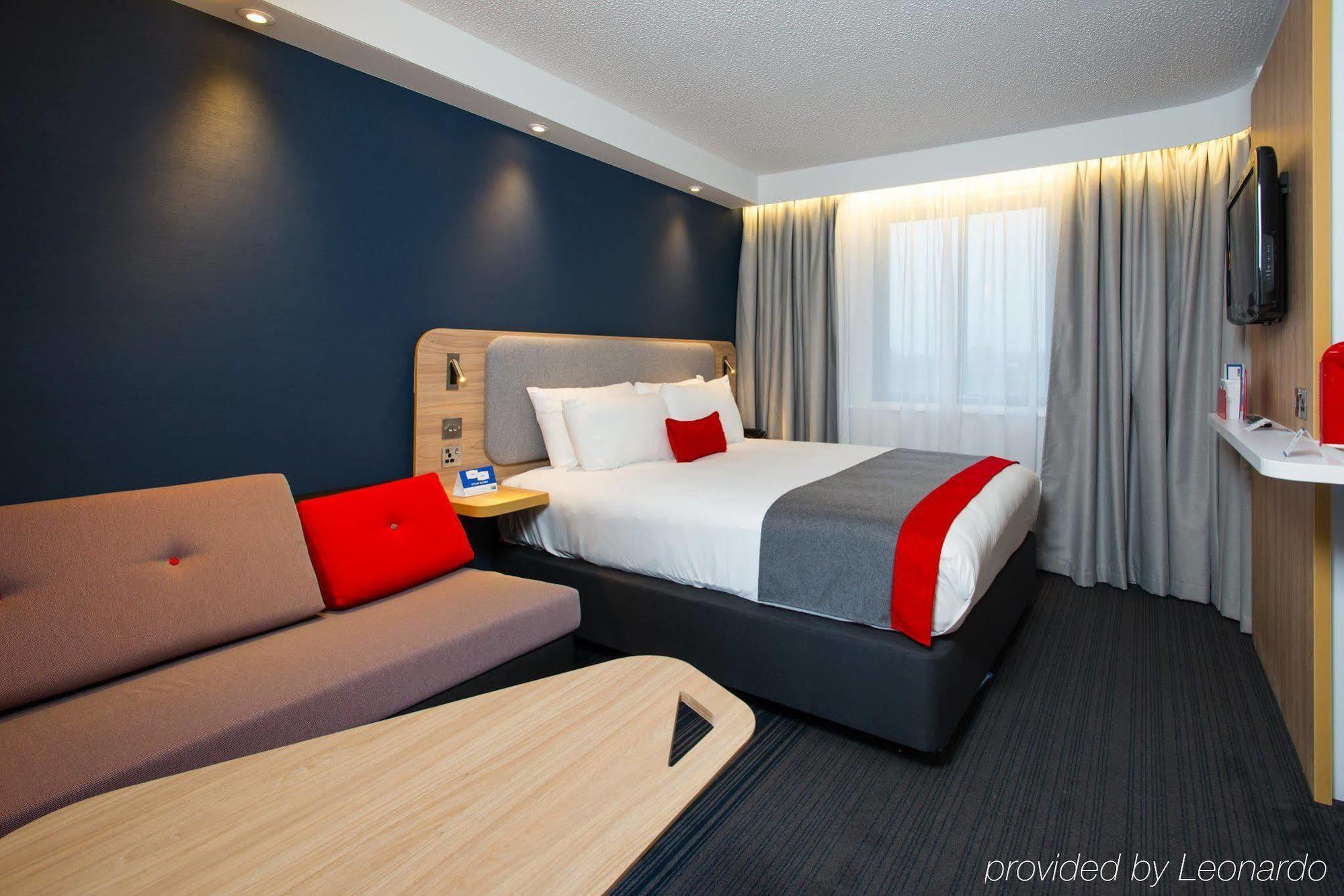 Holiday Inn Express Milton Keynes By Ihg Exterior photo
