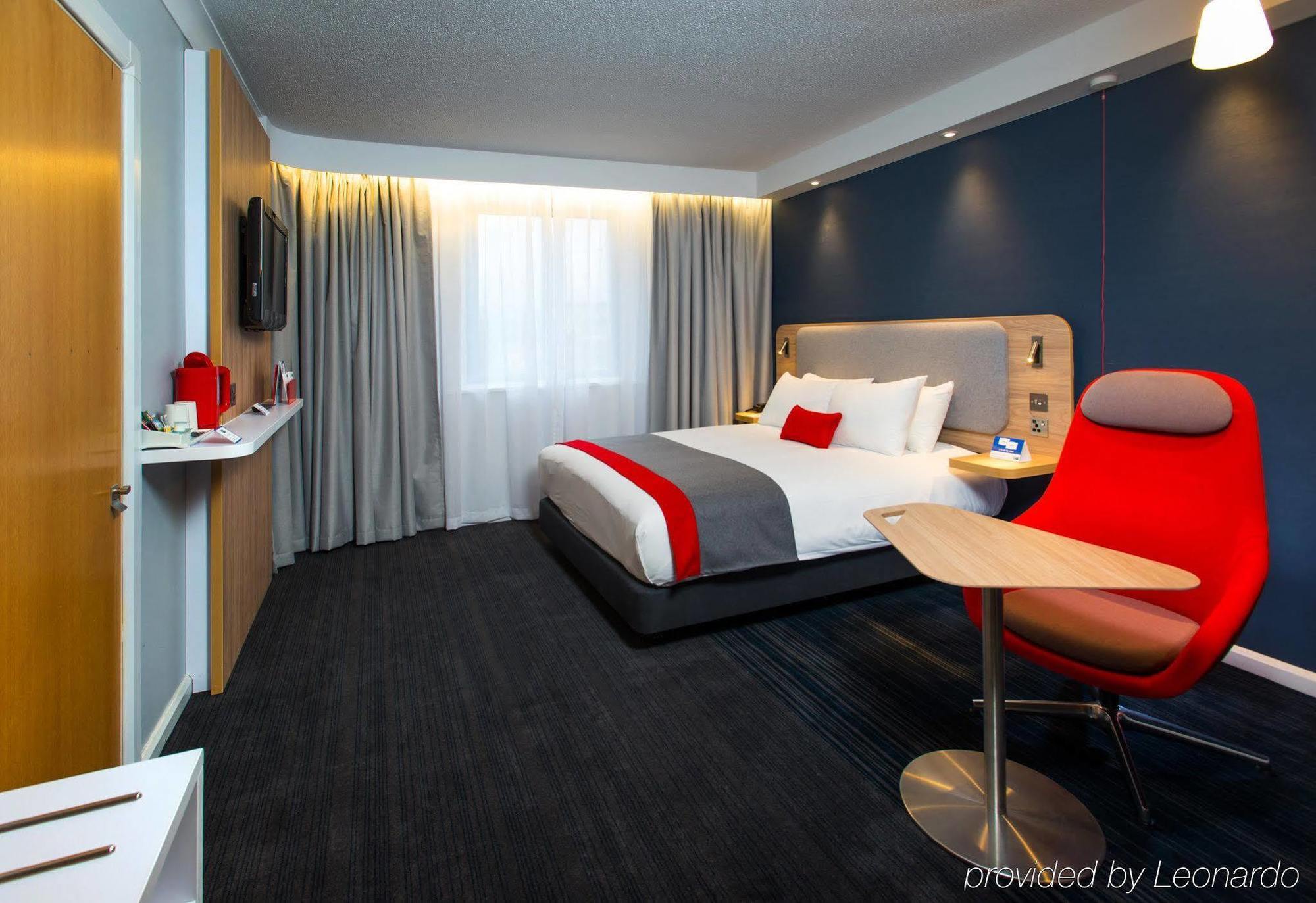 Holiday Inn Express Milton Keynes By Ihg Exterior photo