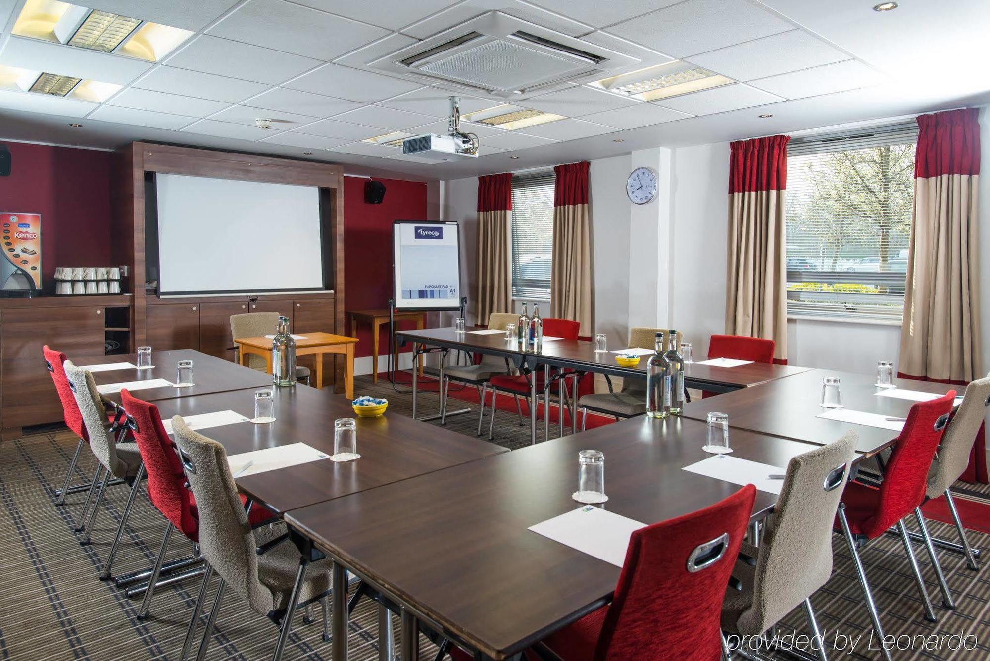 Holiday Inn Express Milton Keynes By Ihg Exterior photo