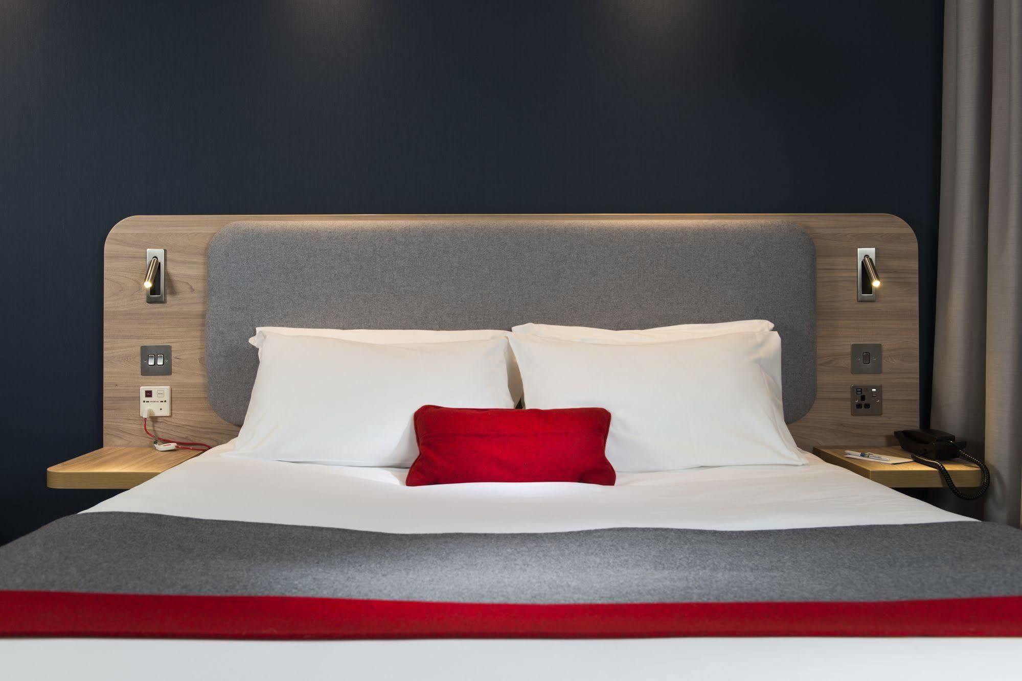 Holiday Inn Express Milton Keynes By Ihg Exterior photo