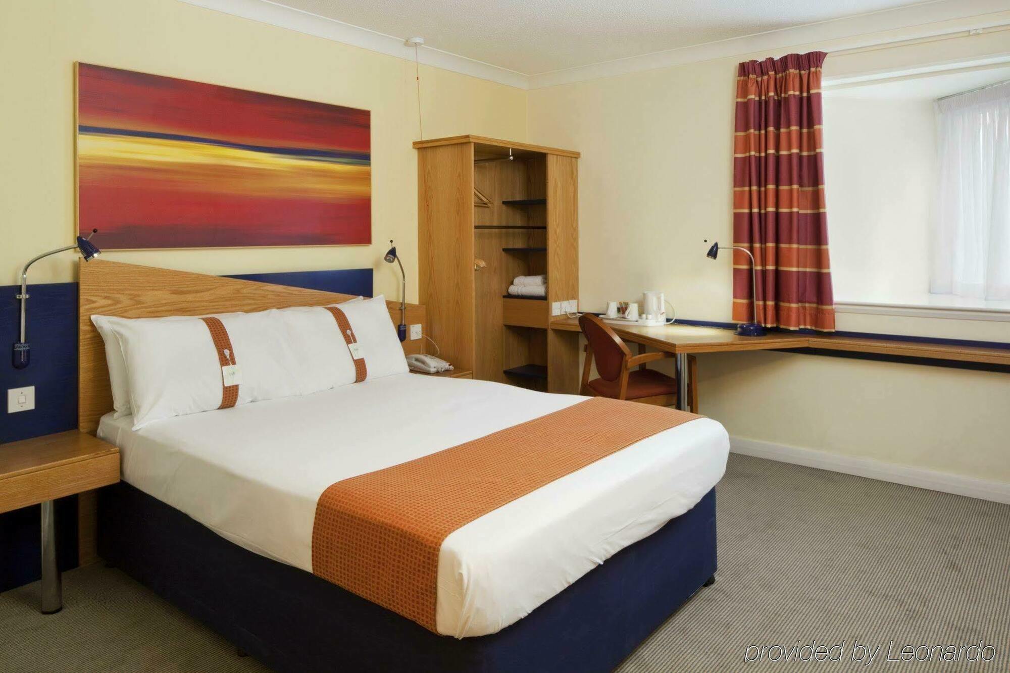 Holiday Inn Express Milton Keynes By Ihg Exterior photo