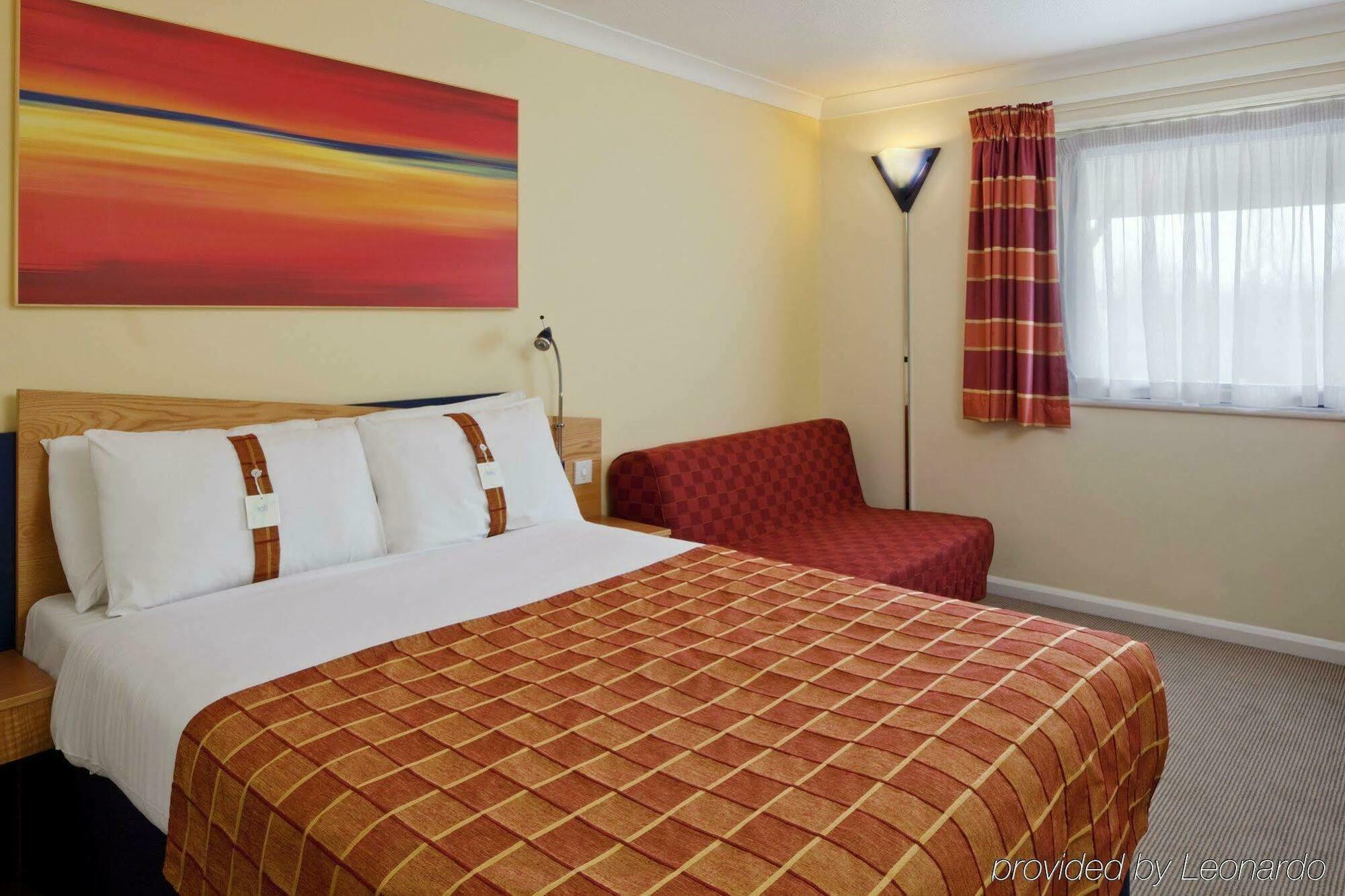Holiday Inn Express Milton Keynes By Ihg Exterior photo