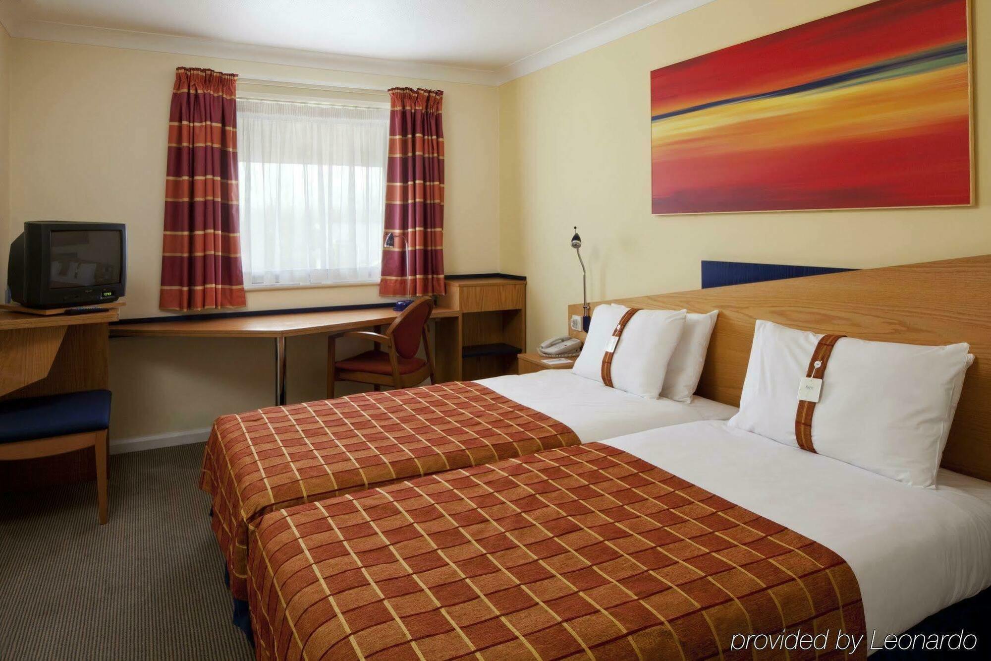 Holiday Inn Express Milton Keynes By Ihg Exterior photo
