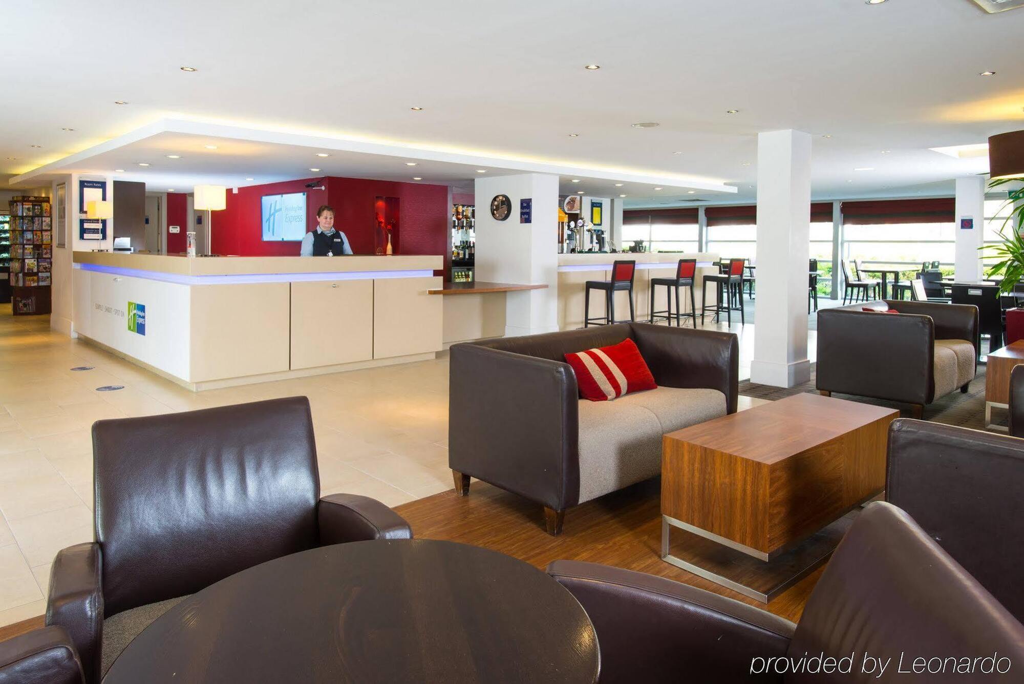 Holiday Inn Express Milton Keynes By Ihg Exterior photo